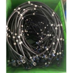 Manguera de goma pequeña con abrazaderas
        